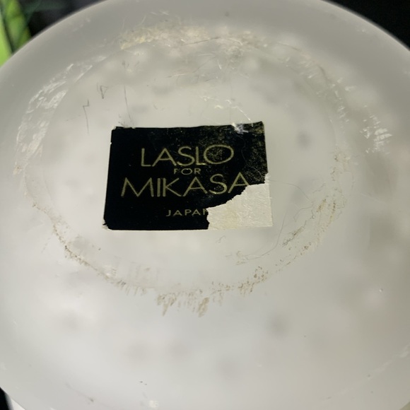 Vintage creamy white satin glass vase made by Larry Lasko for Mikasa - Picture 5 of 9